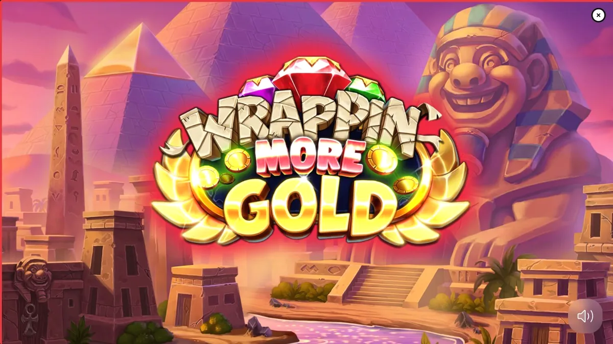 Mumi ramah dalam permainan slot Wrappin’ More Gold dengan latar belakang harta karun Mesir.